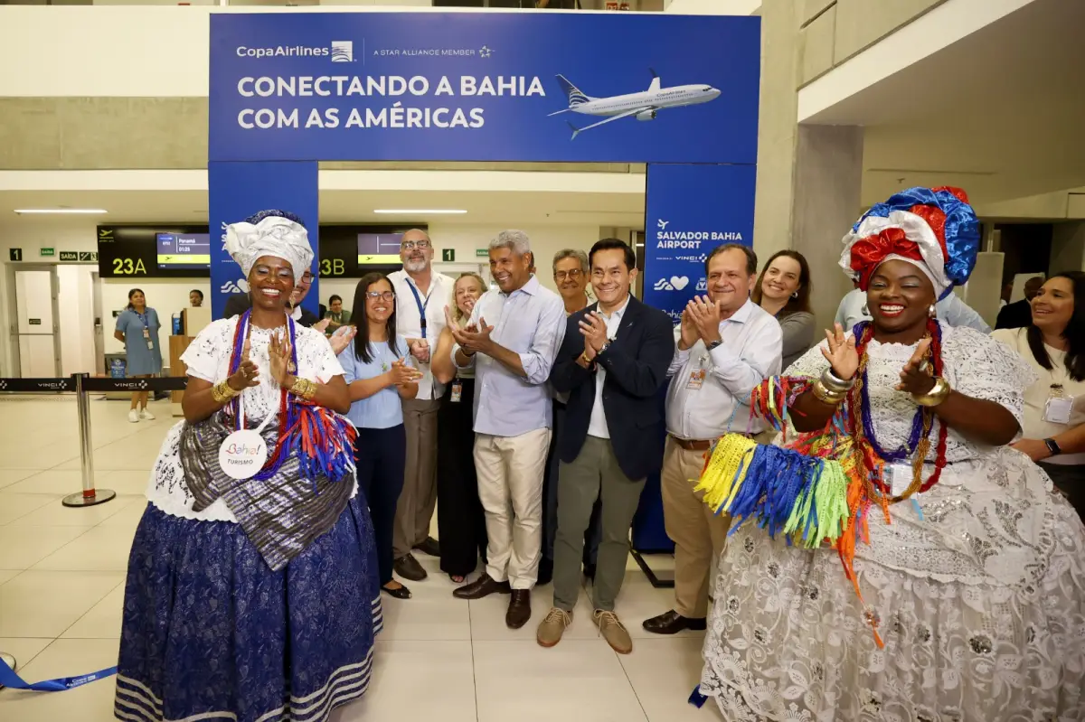 Governador, secretario do turismo, baianas e outras pessoas no aeroporto
