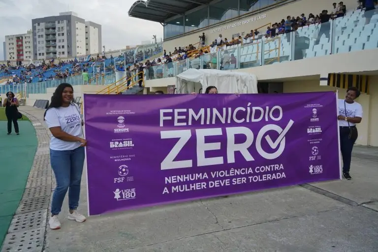 Duas mulheres com um a faixa "Feminicidio zero".
