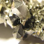 Bateria de nióbio da USP atinge 3V e avança para testes industriais