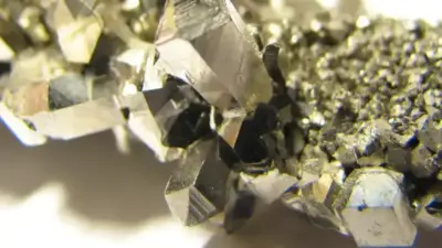 Bateria de ni&oacute;bio da USP atinge 3V e avan&ccedil;a para testes industriais