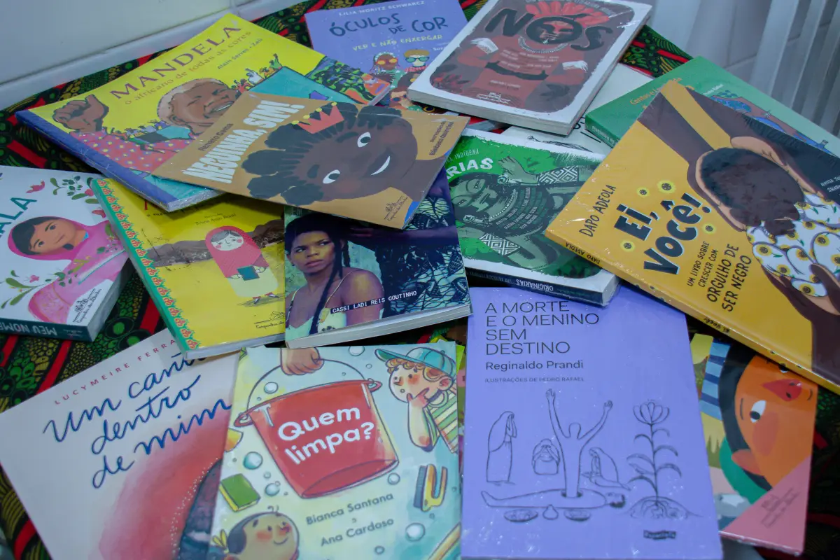 Livros disponives na Biblioteca Antirracista em Quingoma