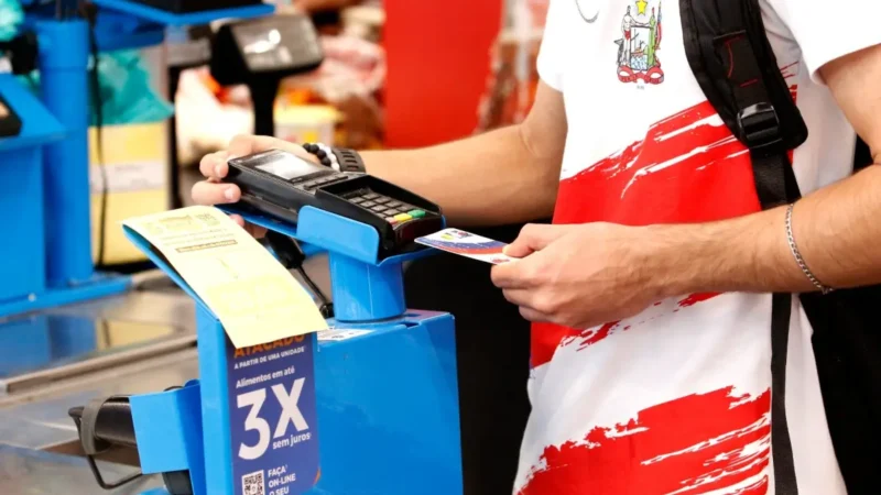 Estudante sacando bolsa atleta