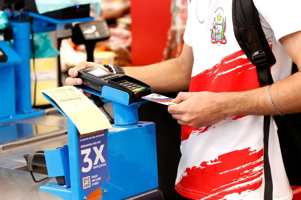 Estudante sacando bolsa atleta Estudante sacando bolsa atleta