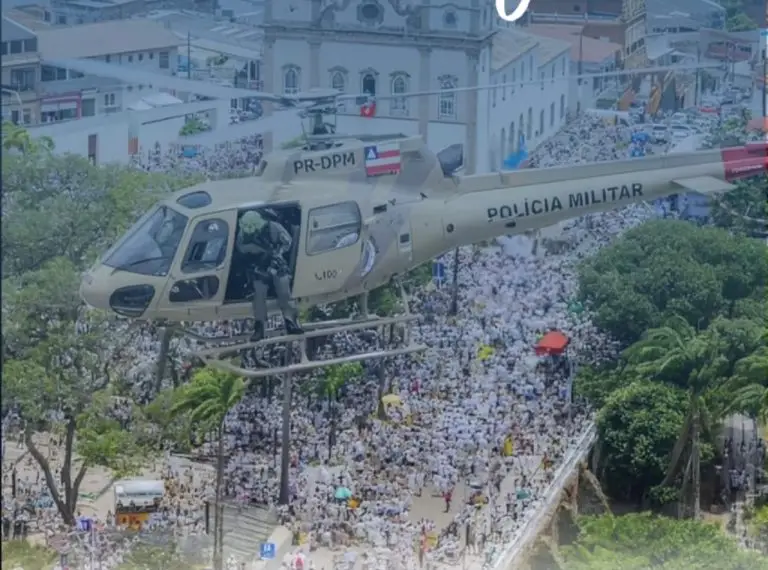 helicoptero sobrevoando a Lavagem do Bonfim.