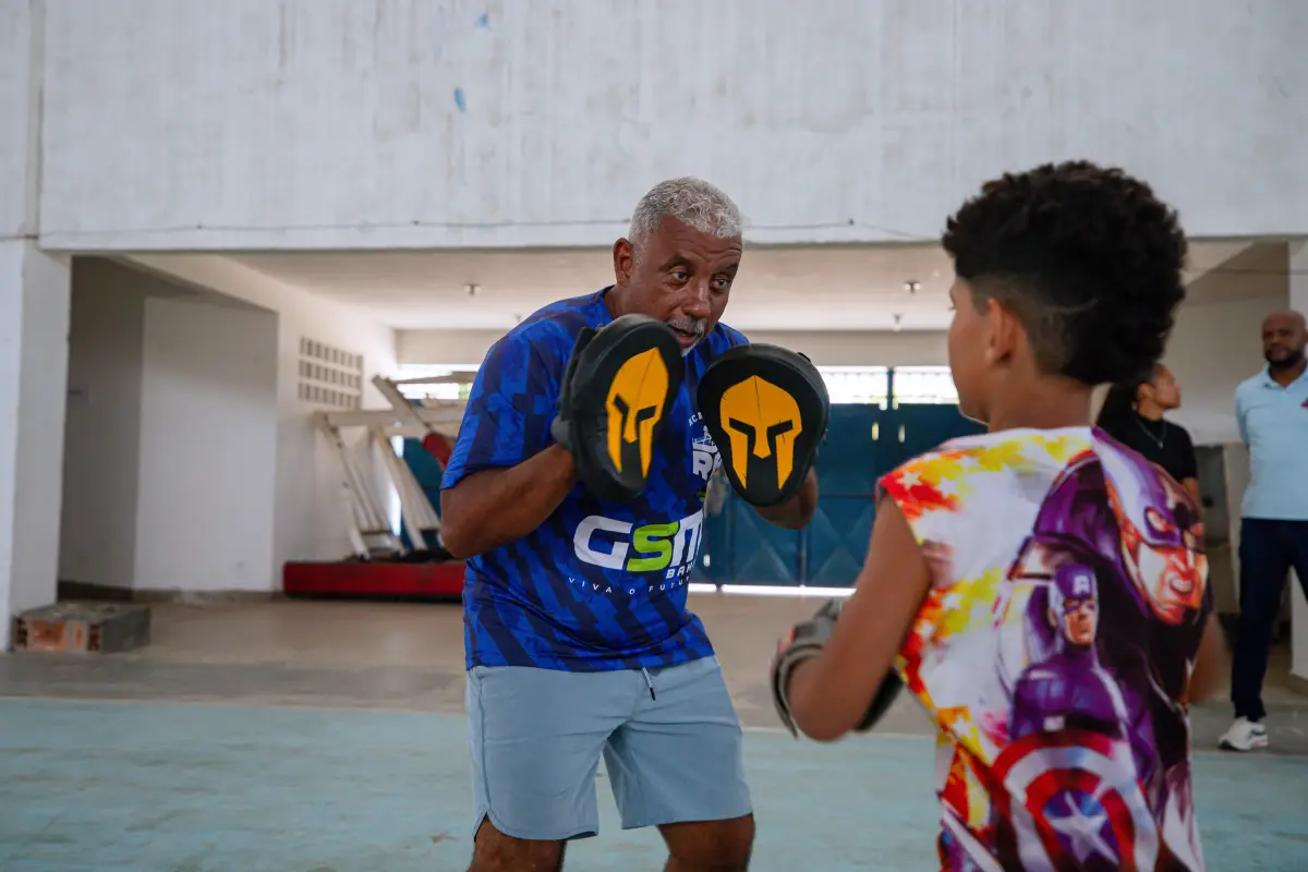 Professor de box ensinando u aluno