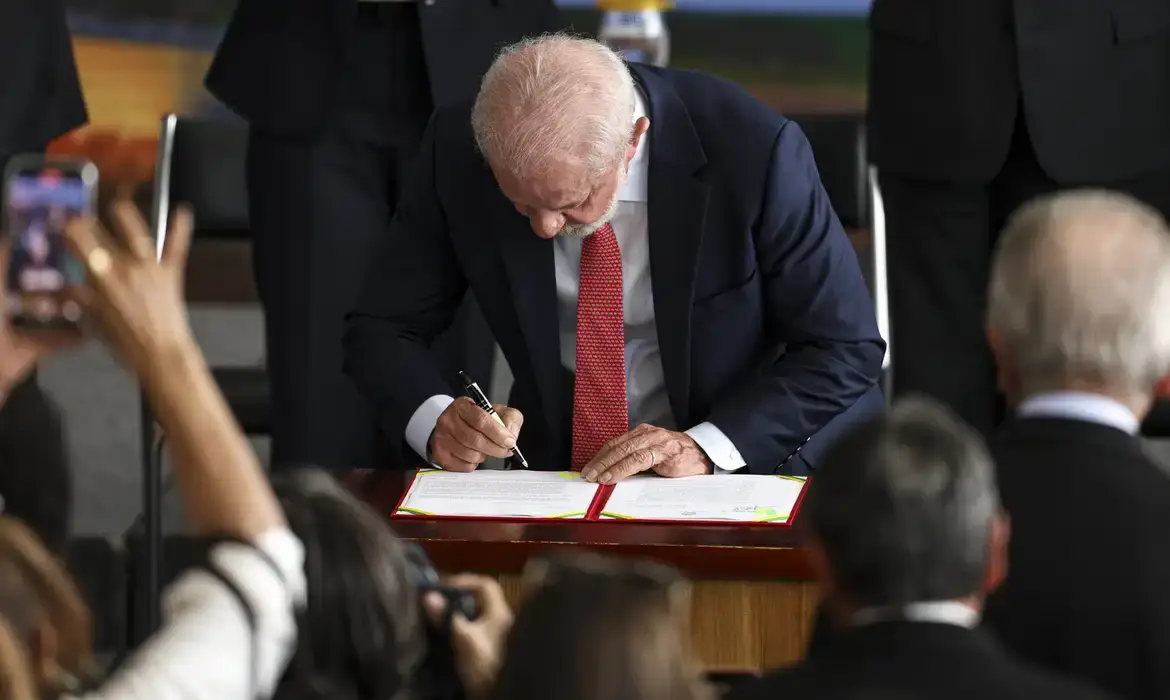 Presidente Lula anulando PL da Dosemetria