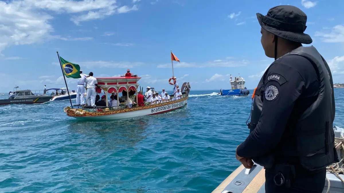 Policial COPPA olhando para embarcação
