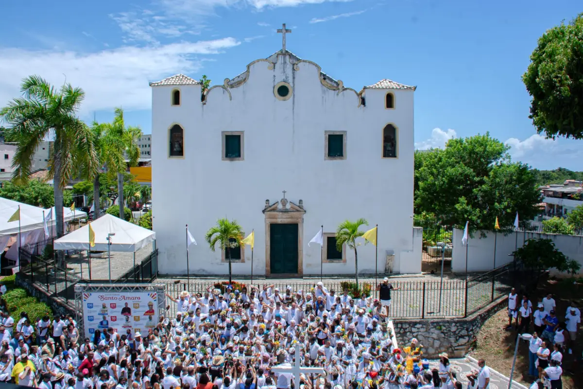 Multidão colorida no cortejo cultural de Santo Amaro em Lauro de Freitas Multidão colorida no cortejo cultural de Santo Amaro em Lauro de Freitas