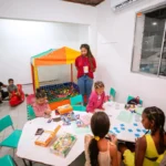 Crianças de ambulantes brincam seguras na Mica Lauro