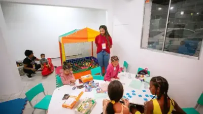 Crian&ccedil;as de ambulantes brincam seguras na Mica Lauro