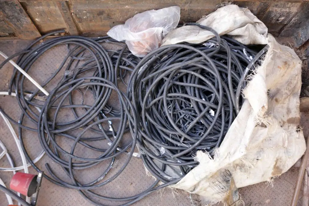 Fios furtados em sacola plástica Fios furtados em sacola plástica