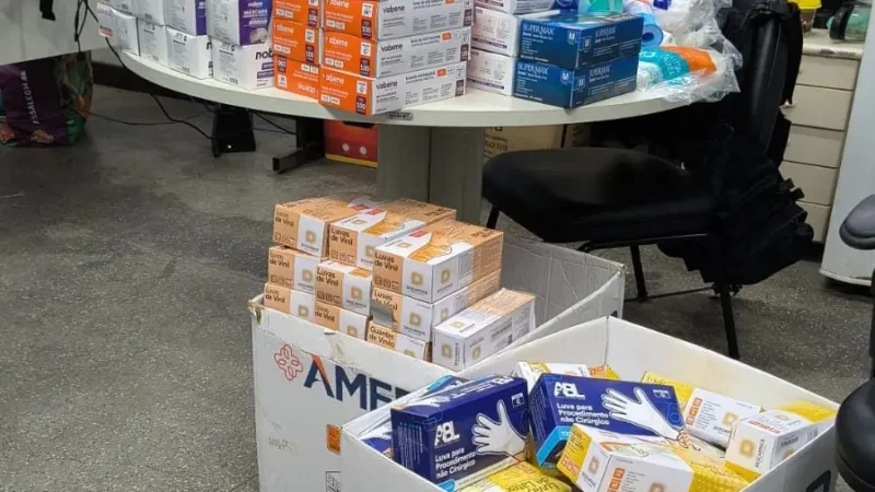 diversos-materiais-foram-apreendidos-incluindo-luvas-mascaras-esparadrapos-monitores-de-glicemia-e-tiras-reagentes