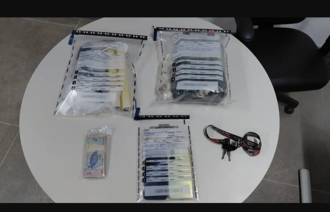 Celulares, dinheiro, balança, drogas apreendidas pela polícia Celulares, dinheiro, balança, drogas apreendidas pela polícia