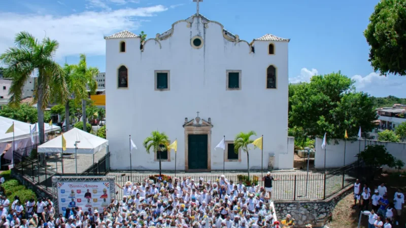 Cortejo cultural com grupos de capoeira e dança nas ruas do Centro de Lauro de Freitas em homenagem a Santo Amaro
