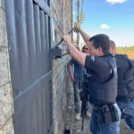 Homem preso após ameaçar companheira com facas em Camaçari