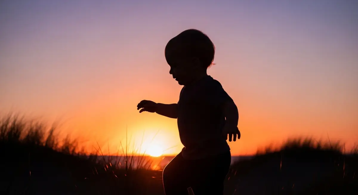 Silhueta de um bebê de um ano