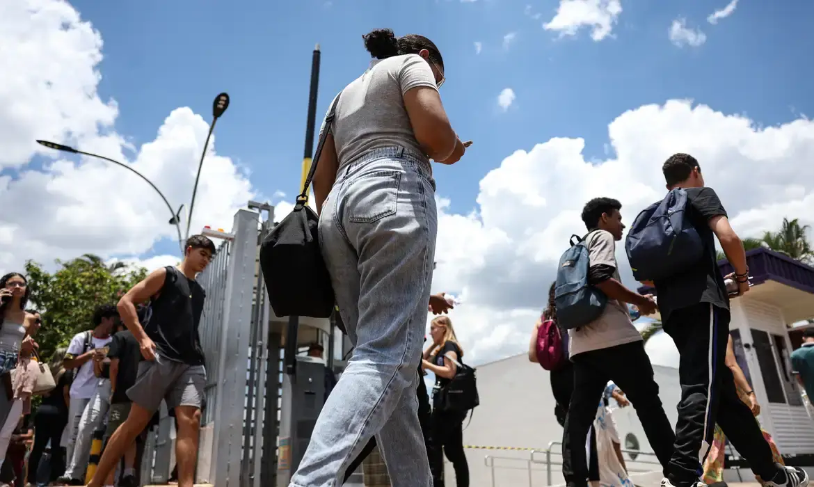 Alunos entrando em escola