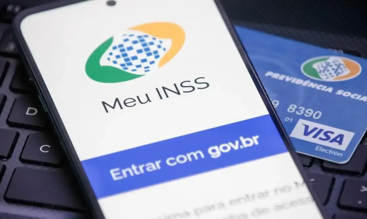 Aplicativo do INSS aberto no celular