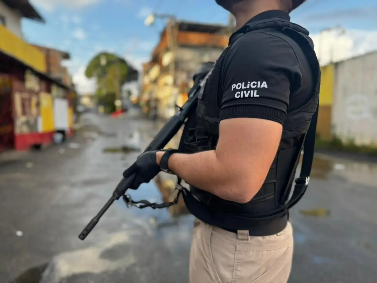 Policial civil na rua