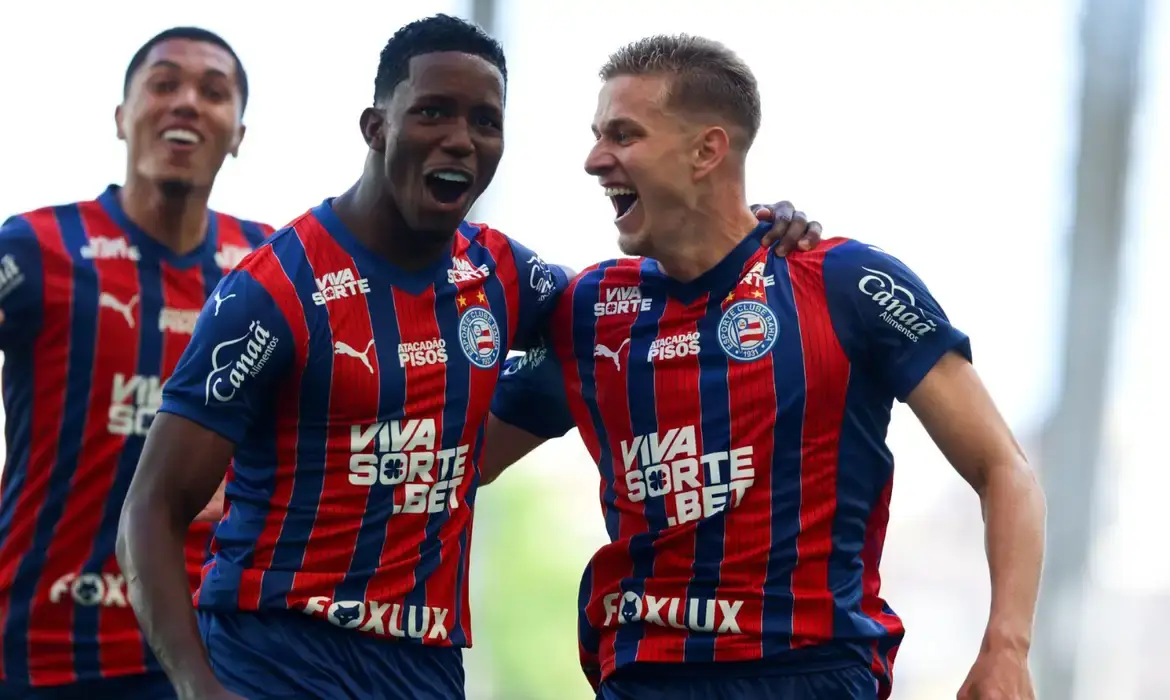 Jogadores do Bahia comemoram gol durante vitória sobre o Jequié no Campeonato Baiano