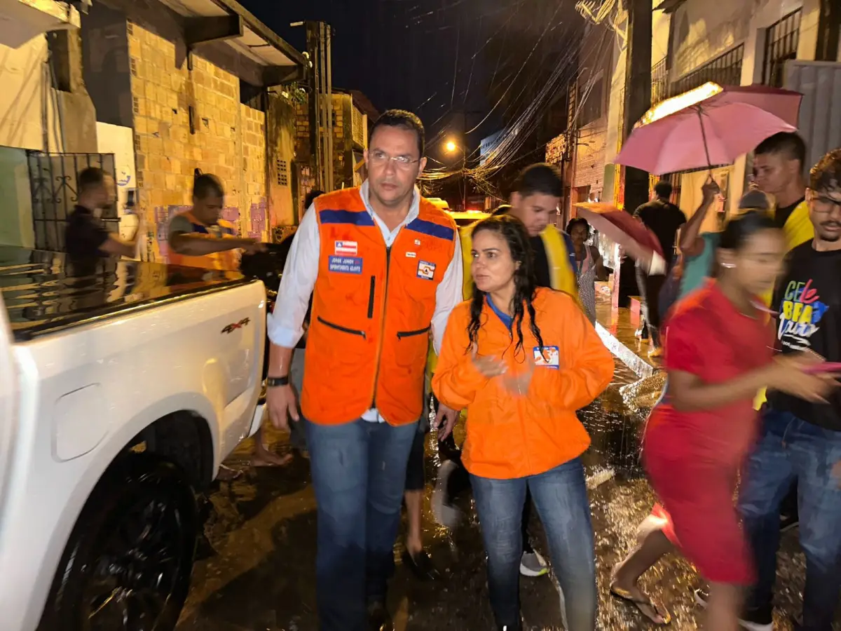 Prefeita Débora Regis e Secretário na rua