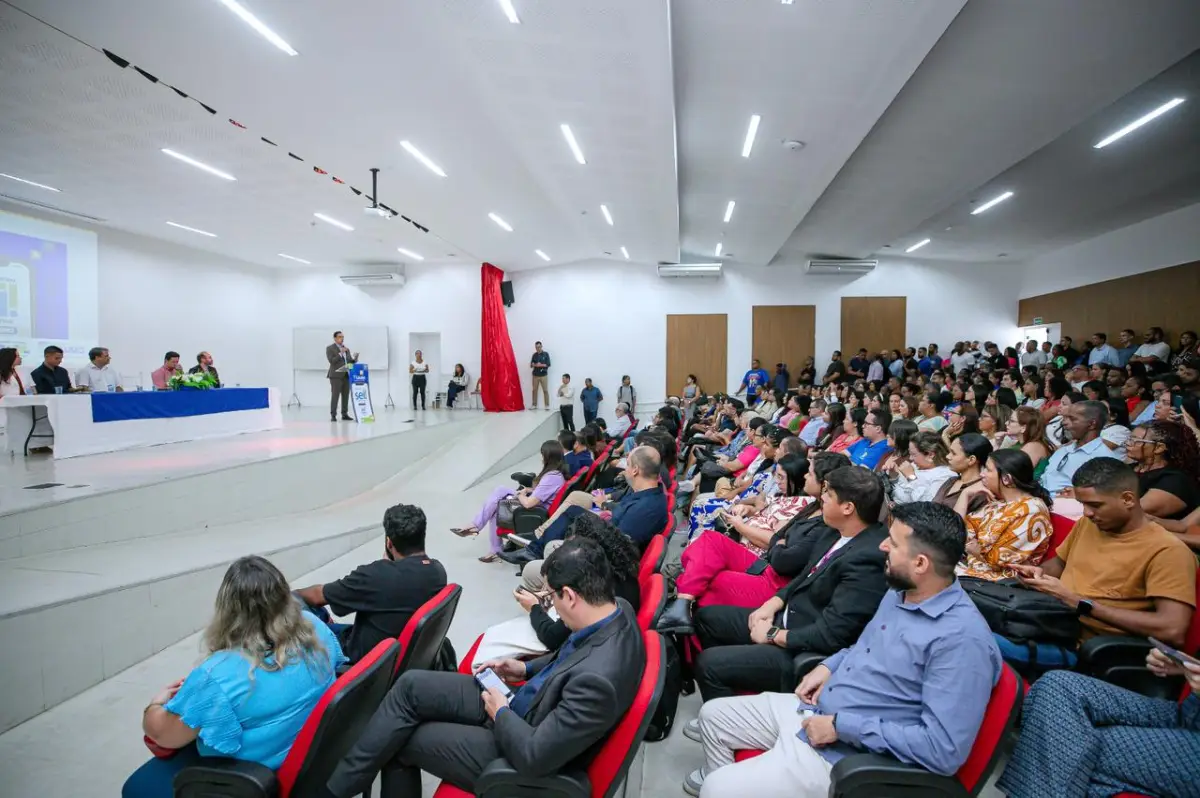 pessoas em auditório