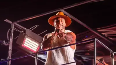 Mica Lauro estreia com grande p&uacute;blico e homenagem hist&oacute;rica