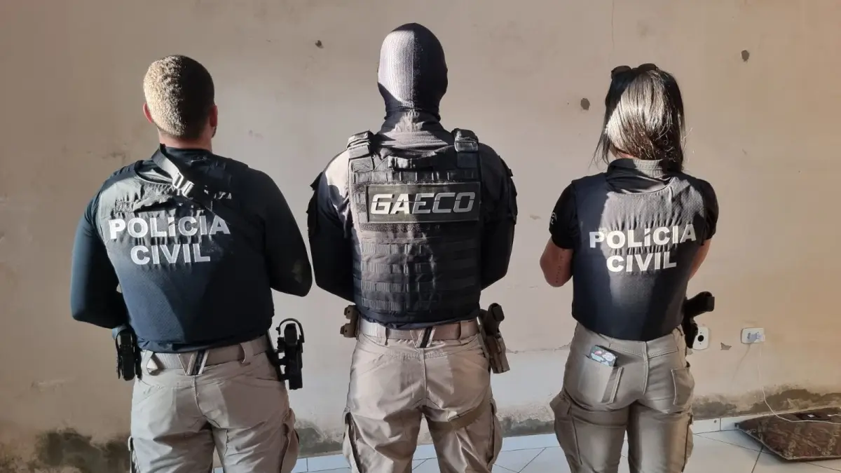 Três policias de costas