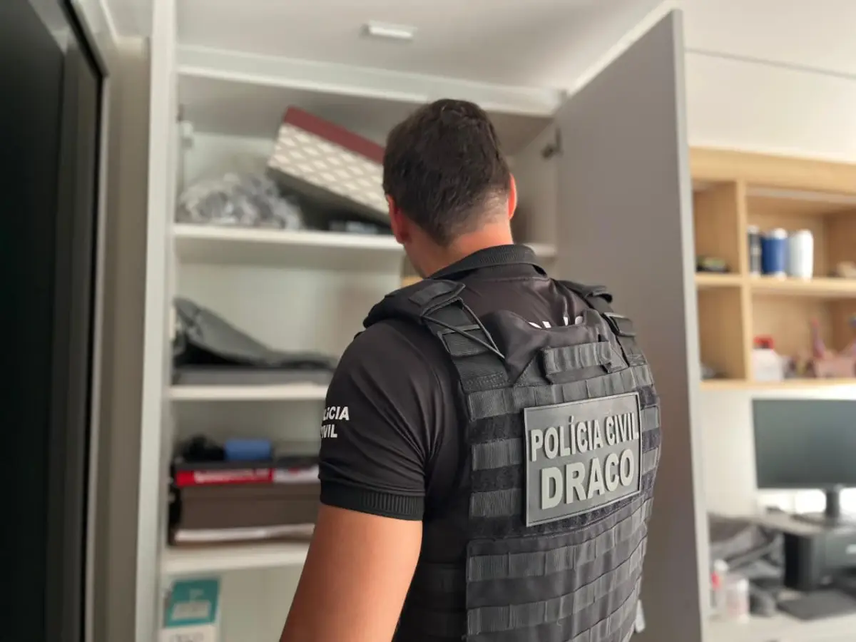 policial em operação em casa de suspeito