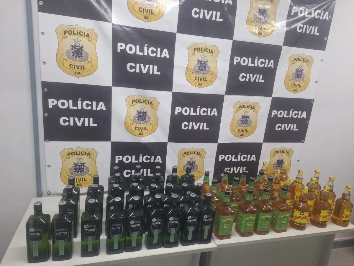 Garrafa com bebidas suspeitas apreendidas pela polícia civil Garrafa com bebidas suspeitas apreendidas pela polícia civil