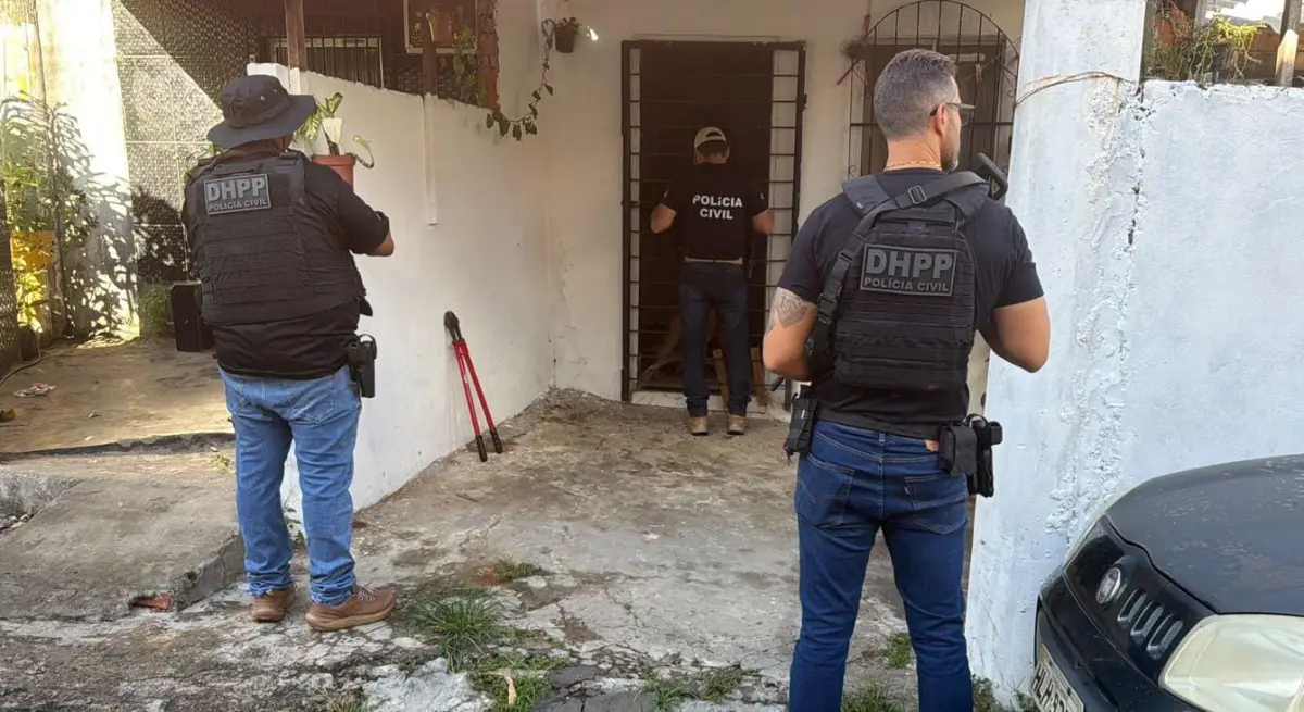 Policiais na frente da casa de um alvo de investigação