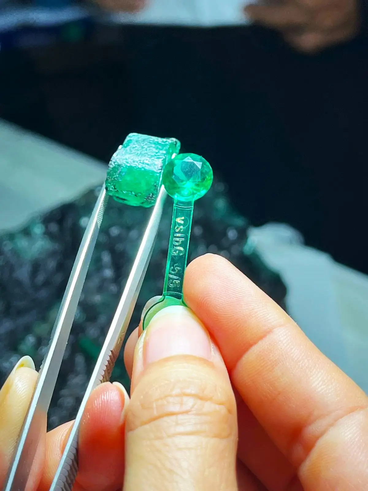 Técnico avaliando esmeralda