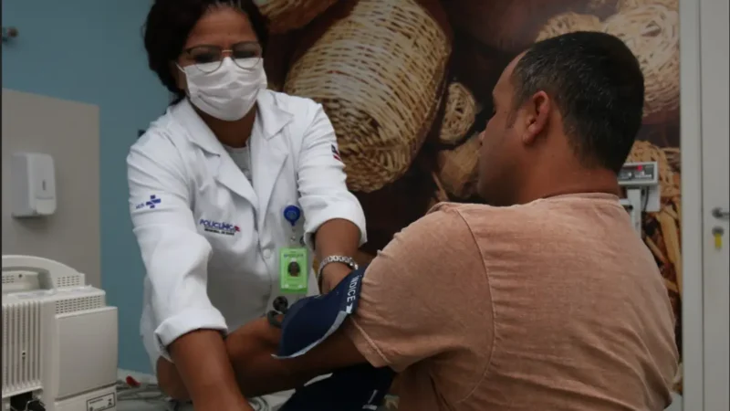 Enfermeira aferindo a a pressão arterial