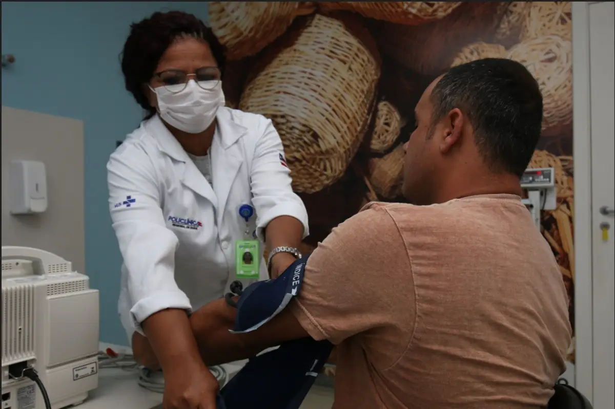 Enfermeira aferindo a a pressão arterial