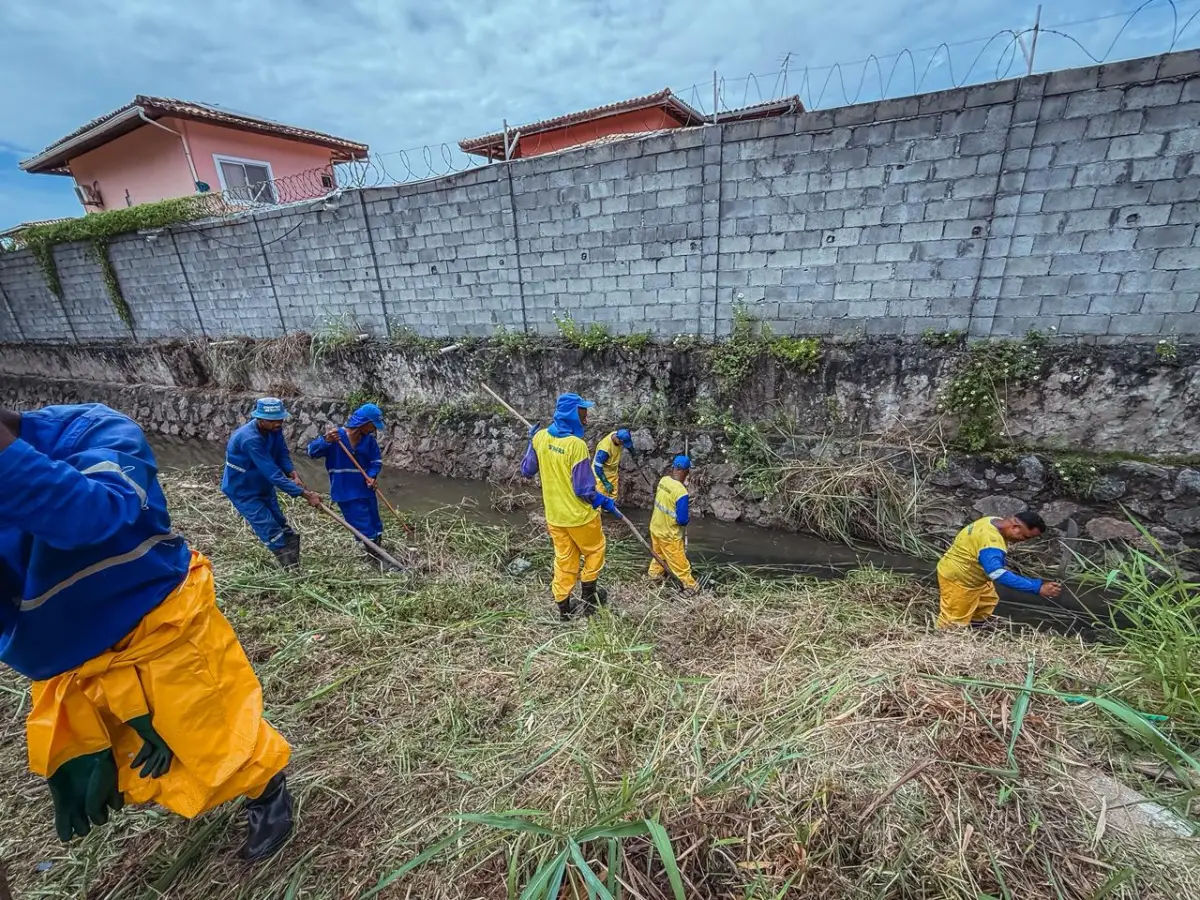 Limpesa do canal do Jardim Aeroporto