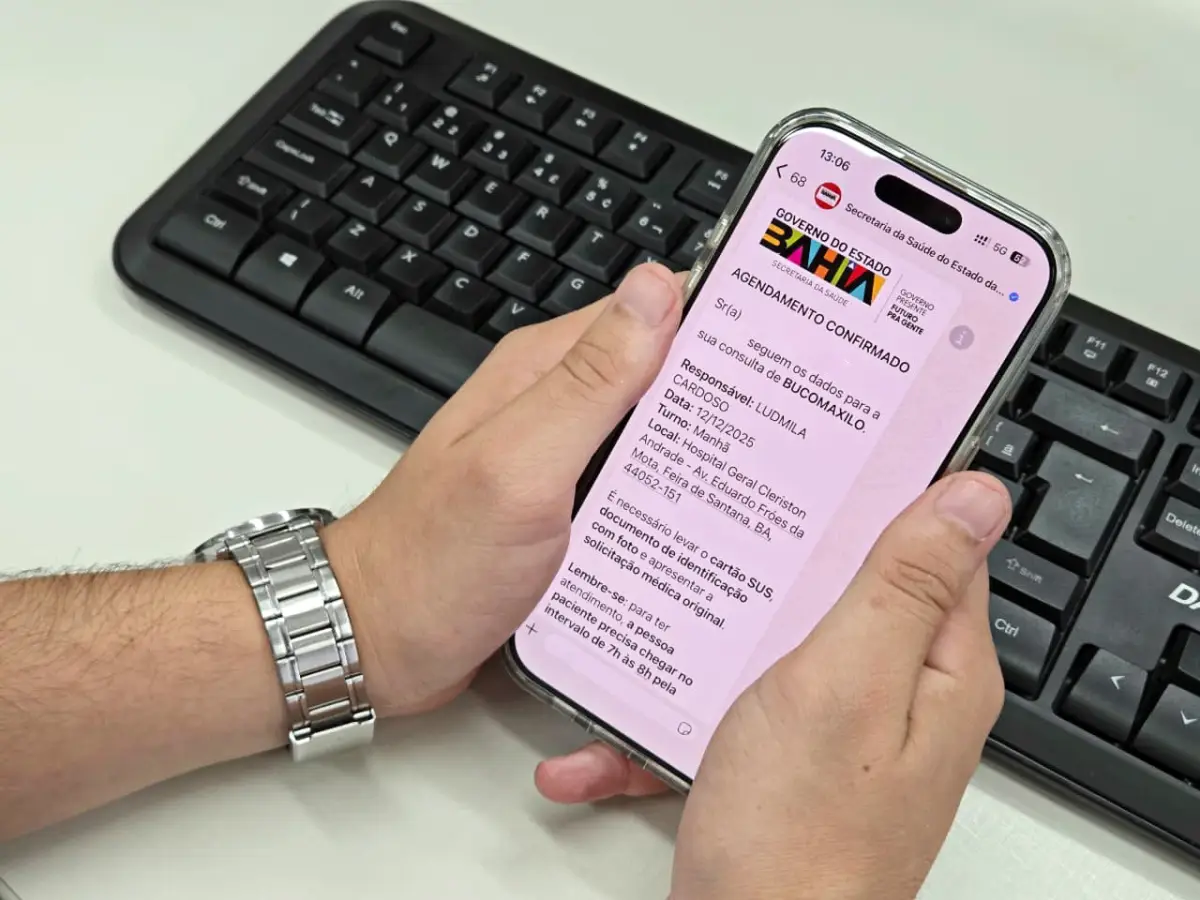 Homem agendando consuta sus pelo Whatsapp