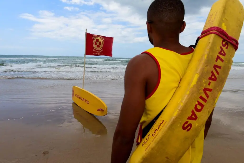 Salva-vida em praia de Salvador