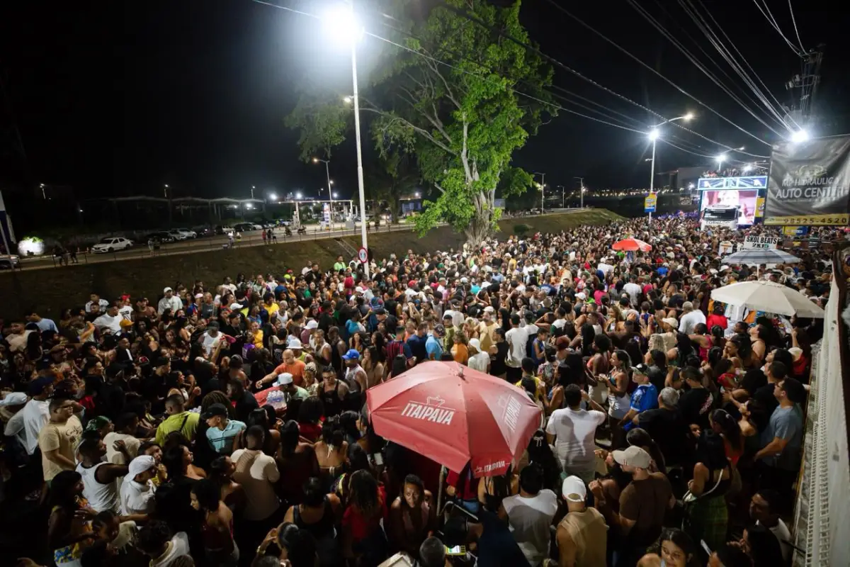 Mutidão no Mica Lauro