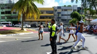 Carreta quebrada na Santos Dumont trava tr&acirc;nsito em Lauro de Freitas