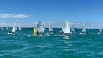 Veleiros jovens pintam a ba&iacute;a de sonhos e movimento