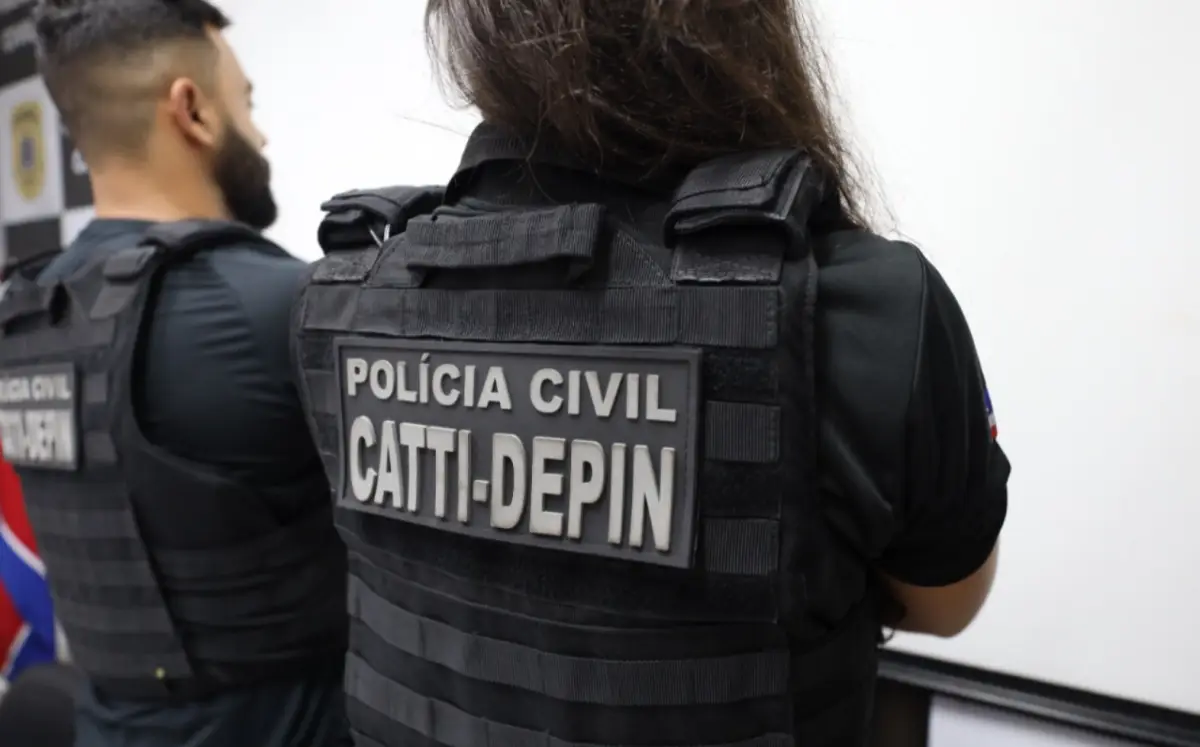 Dois policiais civis de costas