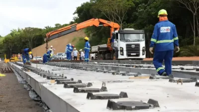 Carreta quebrada na Santos Dumont trava tr&acirc;nsito em Lauro de Freitas
