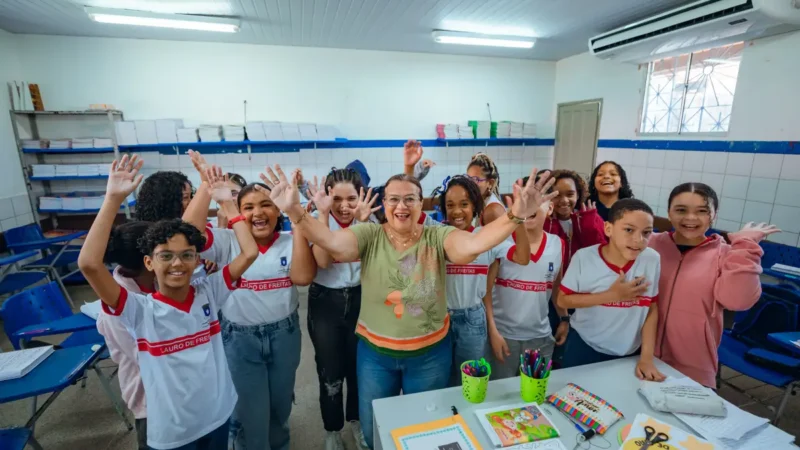 Alunos e professora em sala de aula.