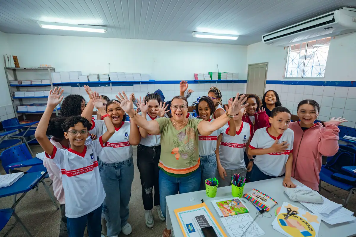 Alunos e professora em sala de aula.