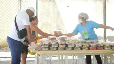 Carnaval com dignidade: 10 mil refei&ccedil;&otilde;es para quem limpa a festa