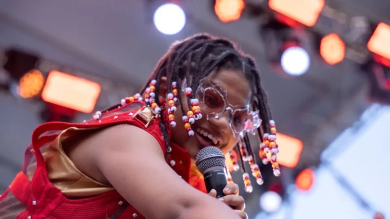 Criança cantando no bloco de carnaval infantil