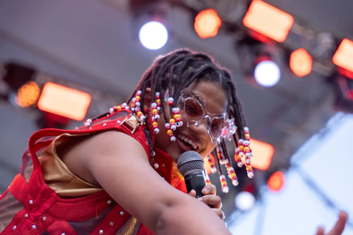 Criança cantando no bloco de carnaval infantil