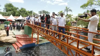 Governo entrega pavimenta&ccedil;&atilde;o e viatura em Paramirim no Carnaval