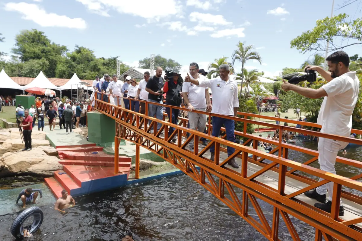 Governador da Bahia juntamente com sua equipe e moradores de Paramirim