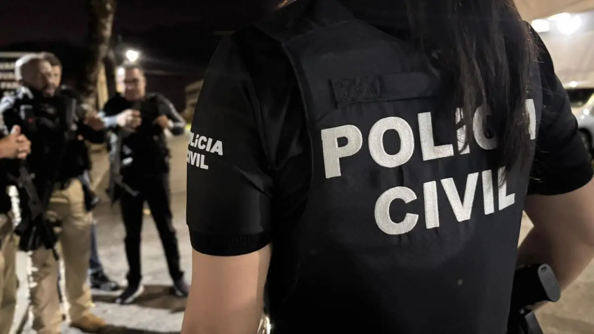 policiais civis na rua